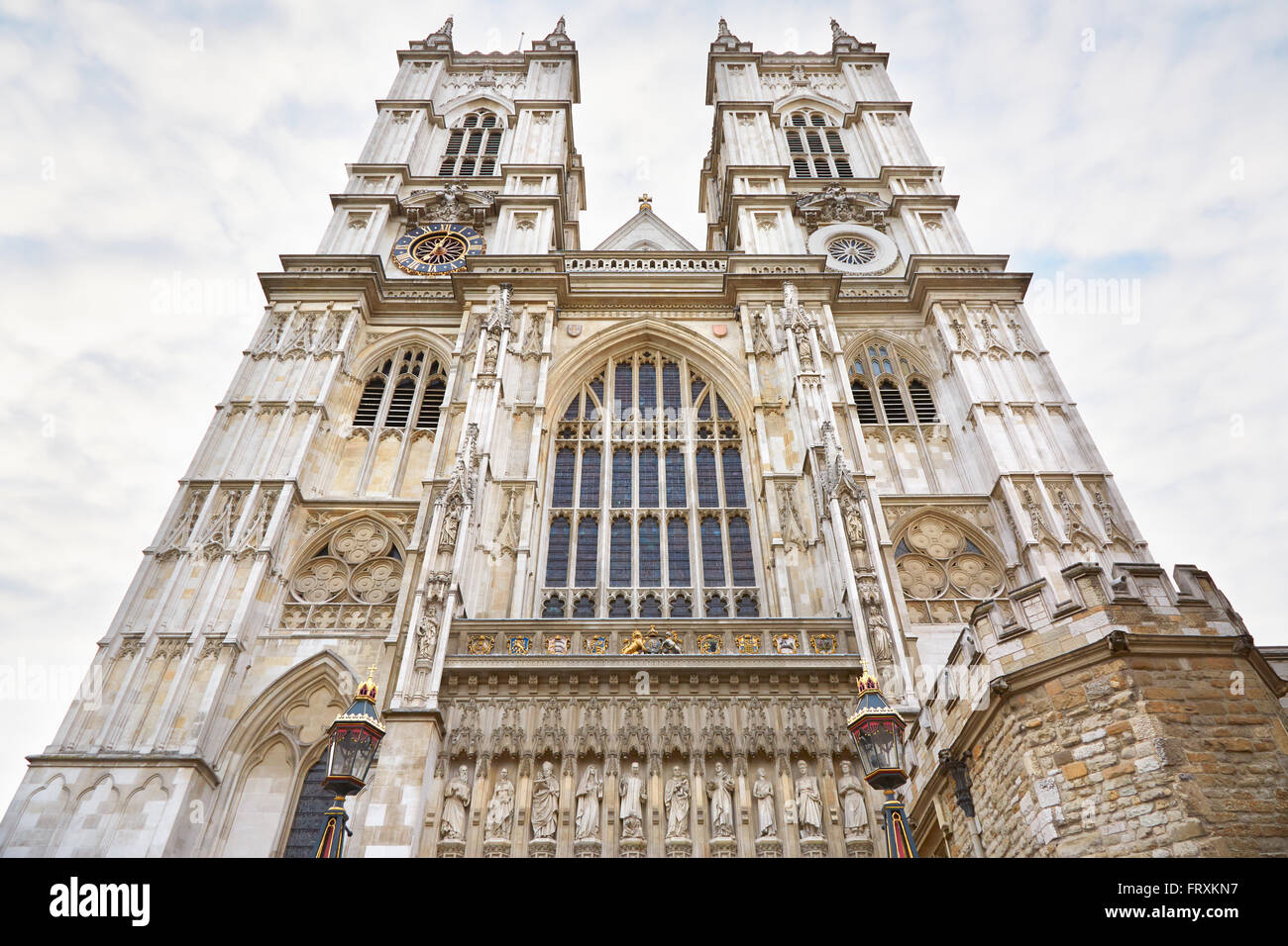 Fachada de la iglesia de la Abadía de Westminster el cielo nublado en Londres Foto de stock