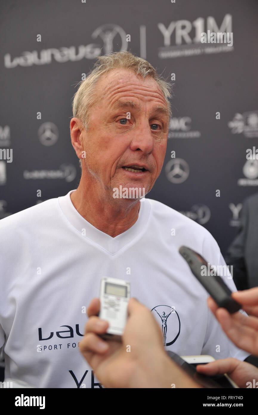 Kuala Lumpur, Malasia. 25 Mar, 2014. Johan Cruyff durante los Laureus todas las estrellas antes de la Copa de la unidad 2014 Laureus World Sports Awards en el Royal Selangor Club el 25 de marzo de 2014 en Kuala Lumpur, Malasia.- KUALA LUMPUR 2014 - Premios Laureus del Deporte mundial, © ATP Thinakaran SHANMUGAM/dpa/Alamy Live News Foto de stock