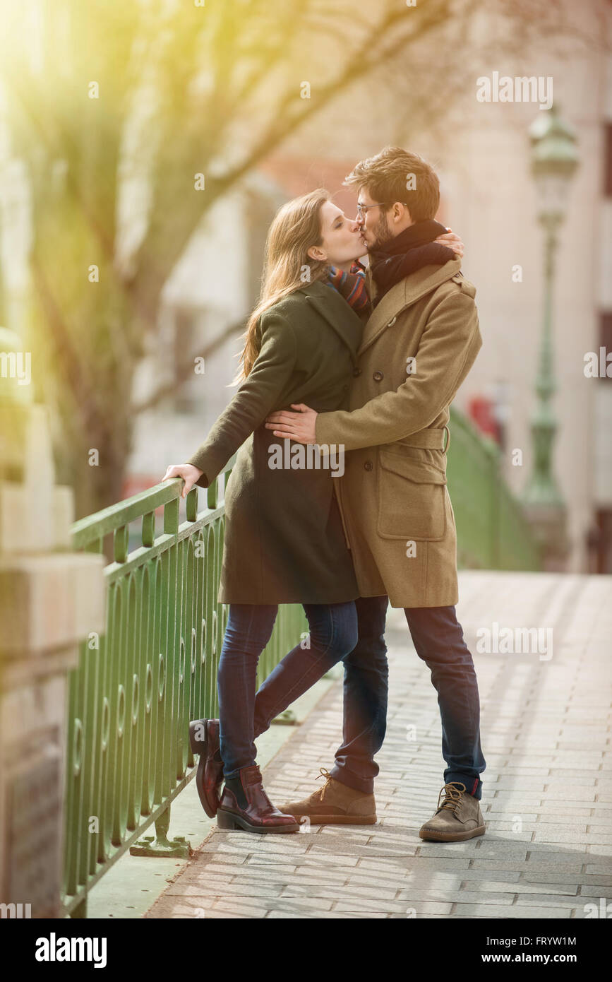 Contre-jour shot, elegante joven pareja besándose en un puente de la ciudad Fotografía de stock - Alamy Contre-jour shot, elegante joven pareja besándose en un puente de la ciudad Fotografía de stock - Alamy