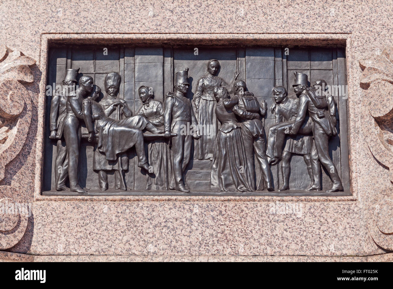 Londres Waterloo Place, un panel lateral sobre la base de la estatua de Florence Nightingale, representando una escena de la guerra de Crimea Foto de stock