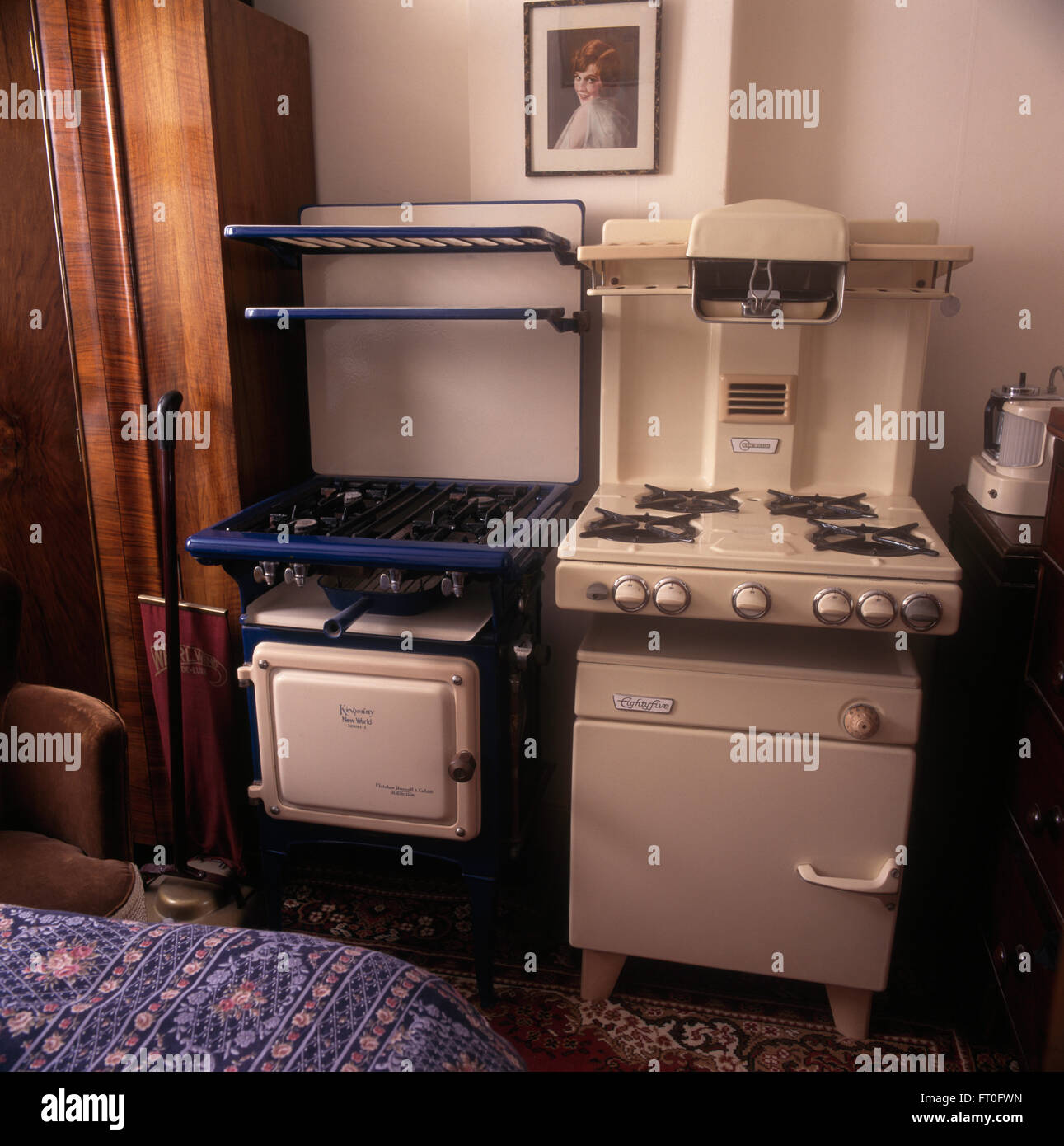 Colección de cocinas de gas vintage en 1950 dormitorio Foto de stock
