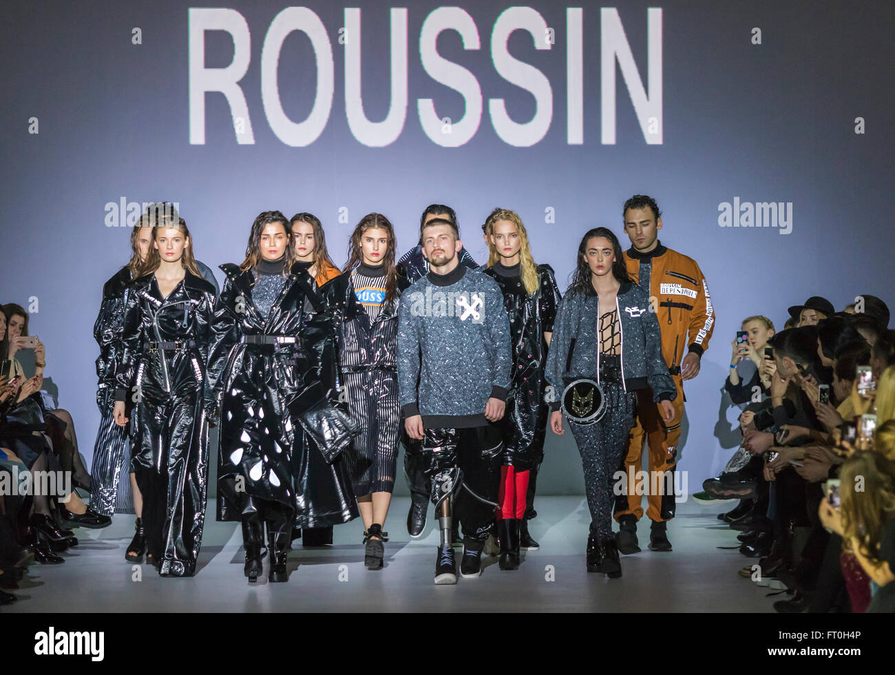 Kiev, Ucrania - Marzo 21, 2016: Modelos caminar en la pasarela durante el Fashion Show ROUSSIN por Sofía Rousinovich como parte de la 38ª Ukra Foto de stock
