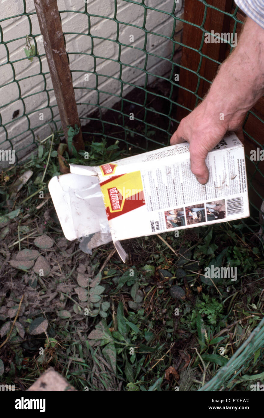 Primer plano de una mano el abono agregando mezclador para una nueva pila  de compost Fotografía de stock - Alamy