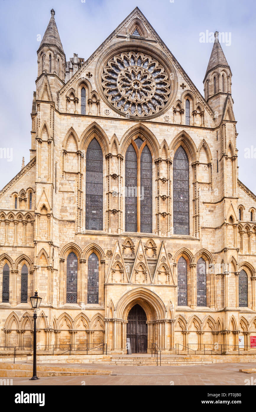La fachada sur de la Catedral York Minster, la iglesia catedral de la Diócesis de York, North Yorkshire, Inglaterra. Foto de stock