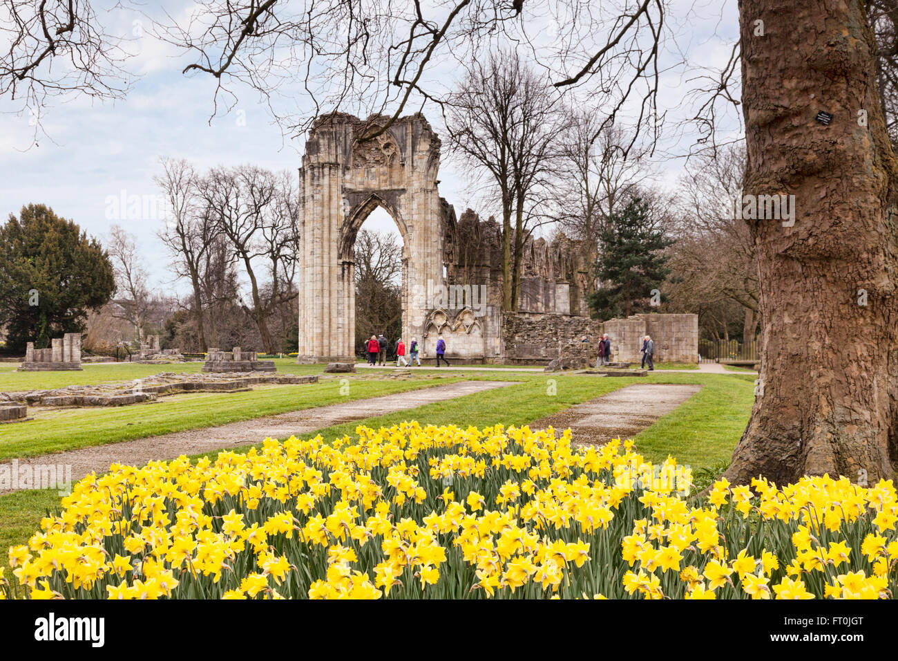 Grupo de turistas explorar St Mary's Abbey, York, North Yorkshire, Inglaterra, Reino Unido. Foto de stock