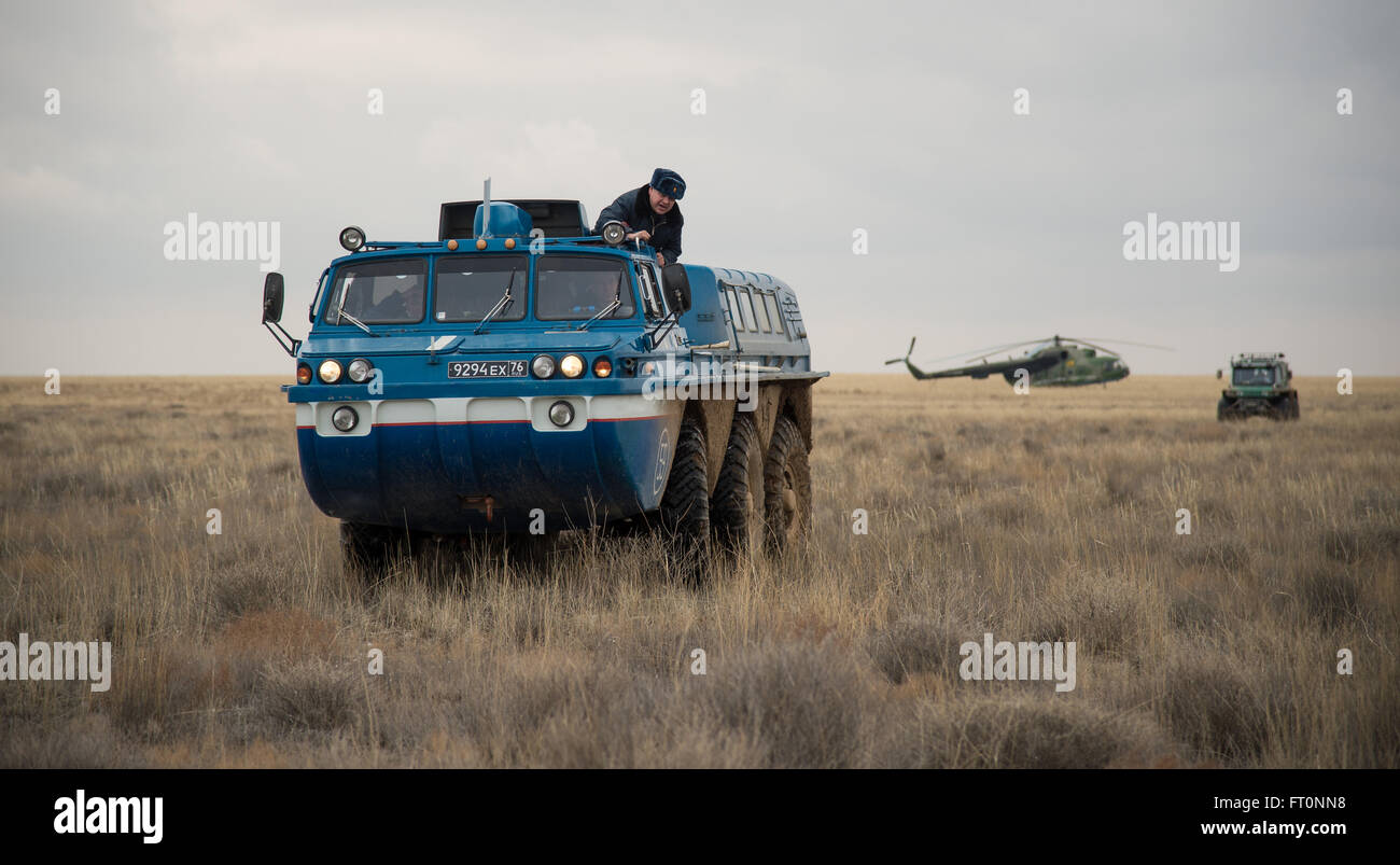 Un veh culo todo terreno ATV trae Expedition 46 Comandante Scott