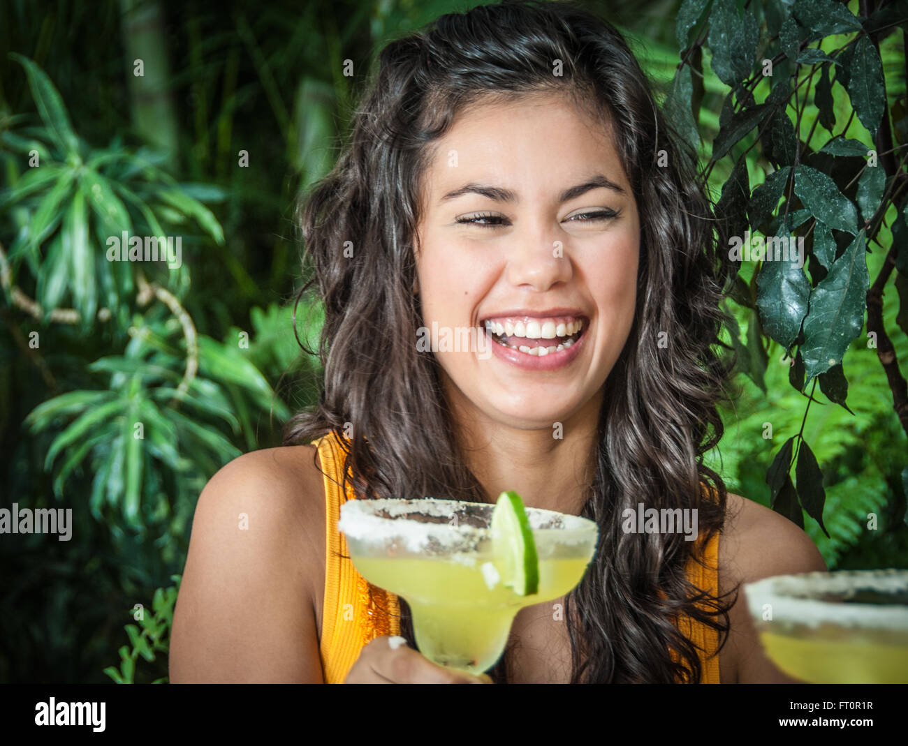 Laughing joven hispana holding bebida margarita - Puerto Vallarta, México #613PV Foto de stock