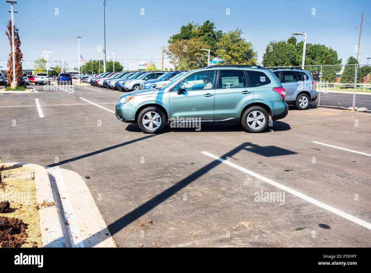 Un vendedor de unidades y demuestra un nuevo automóvil en 2016 para la venta en un concesionario en Edmond, Oklahoma, Estados Unidos. Foto de stock