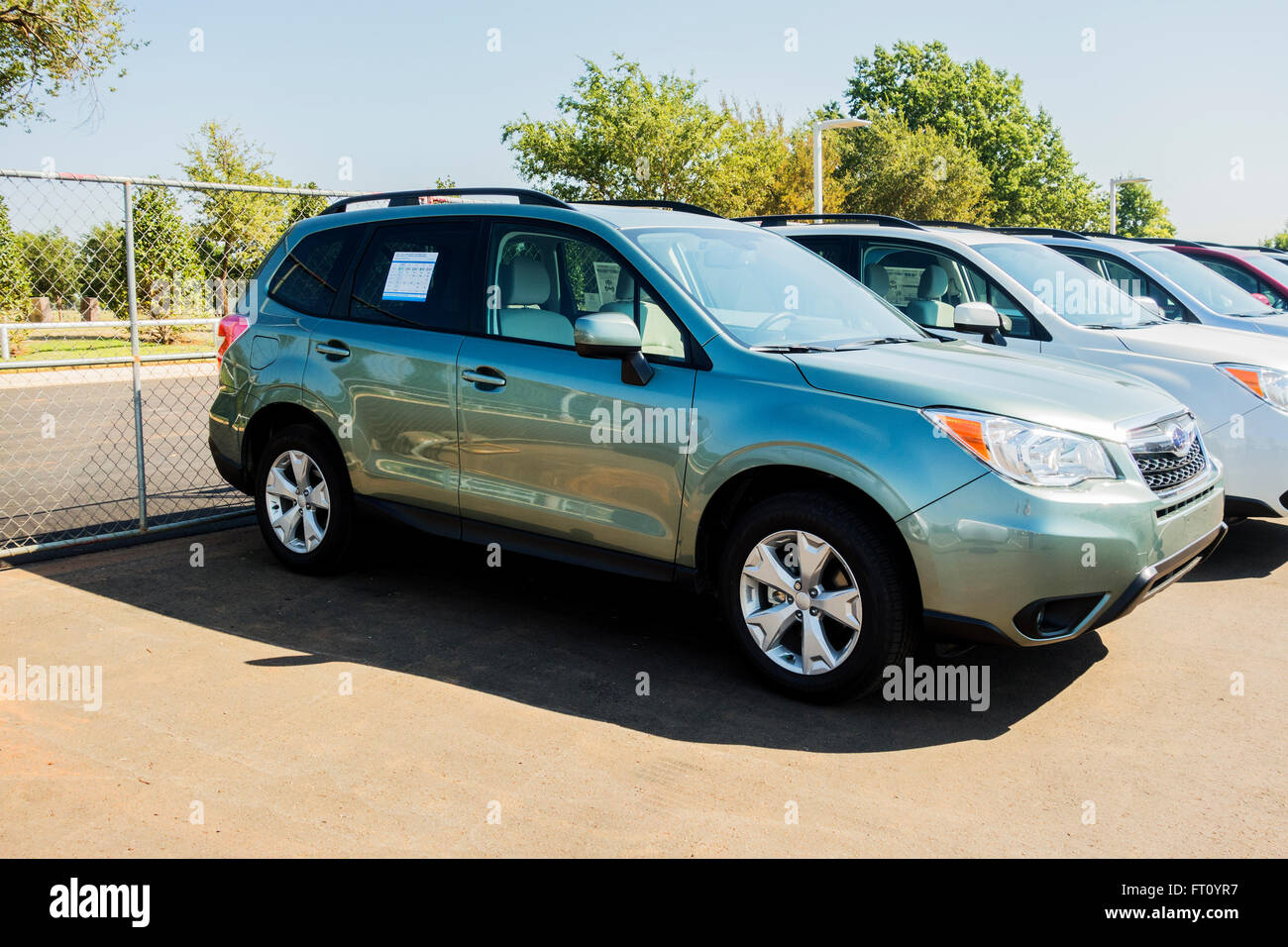 2016 nuevos automóviles en venta en un concesionario en Edmond, Oklahoma, Estados Unidos. Foto de stock