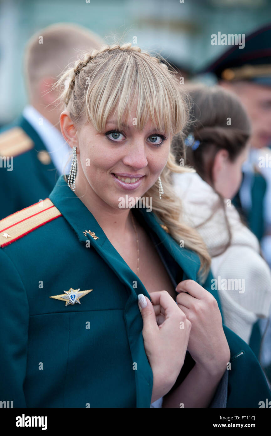 Mujer vistiendo la chaqueta del oficial durante un desfile militar en la  plaza del palacio, de San Petersburgo, Rusia Fotografía de stock - Alamy