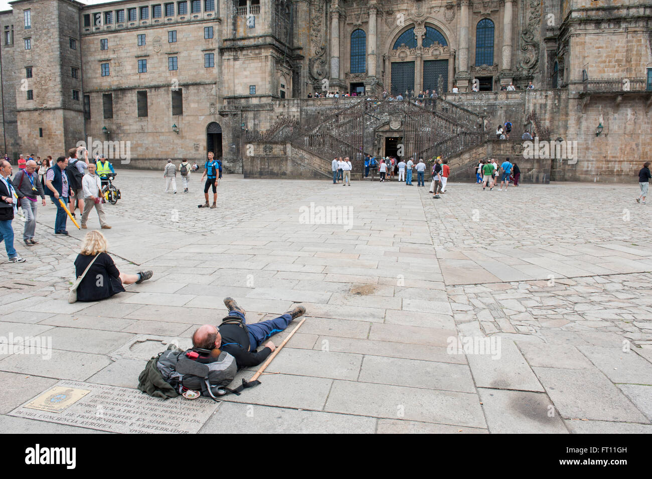 Los peregrinos descansan en frente de la Catedral de Santiago de Compostela, Galicia, España Foto de stock