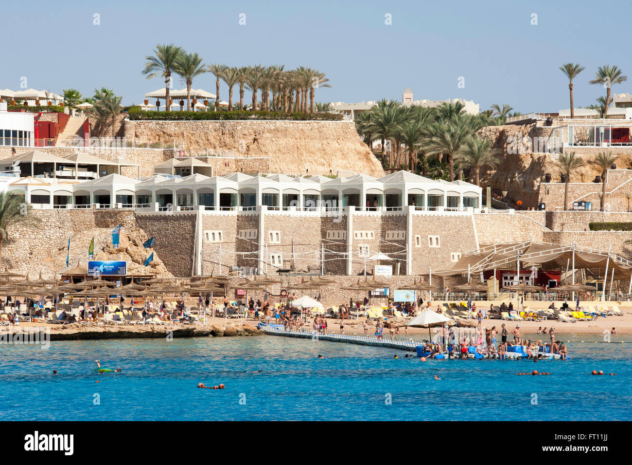 Las personas bañarse en el Mar Rojo, Sharm el-Sheikh, Egipto, Sur Sinaí Foto de stock