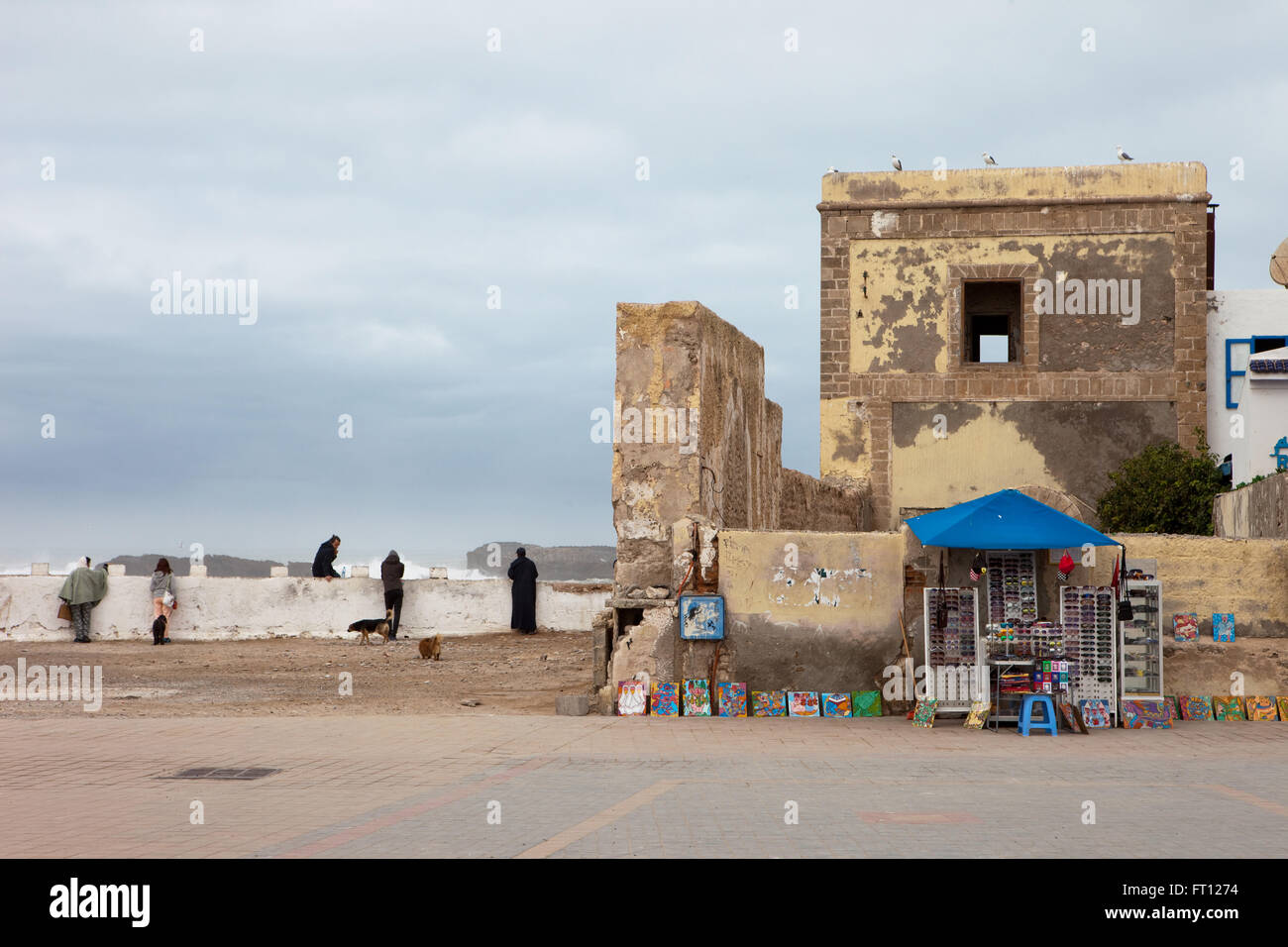 Stand con souvenirs, Essaouira, Marruecos Foto de stock