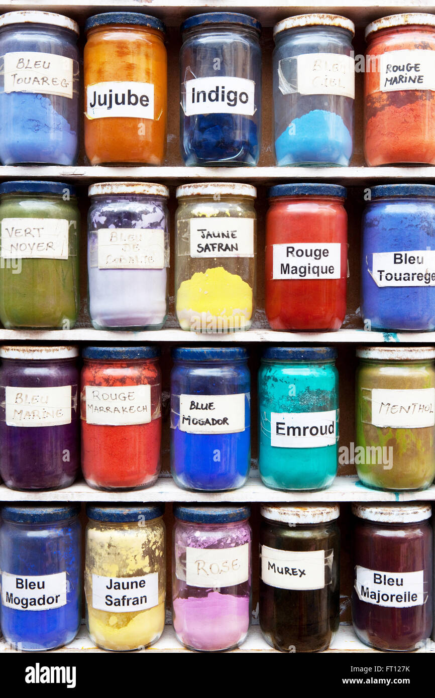 Diferentes pigmentos naturales como base para la tintura, Essaouira, Marruecos Foto de stock