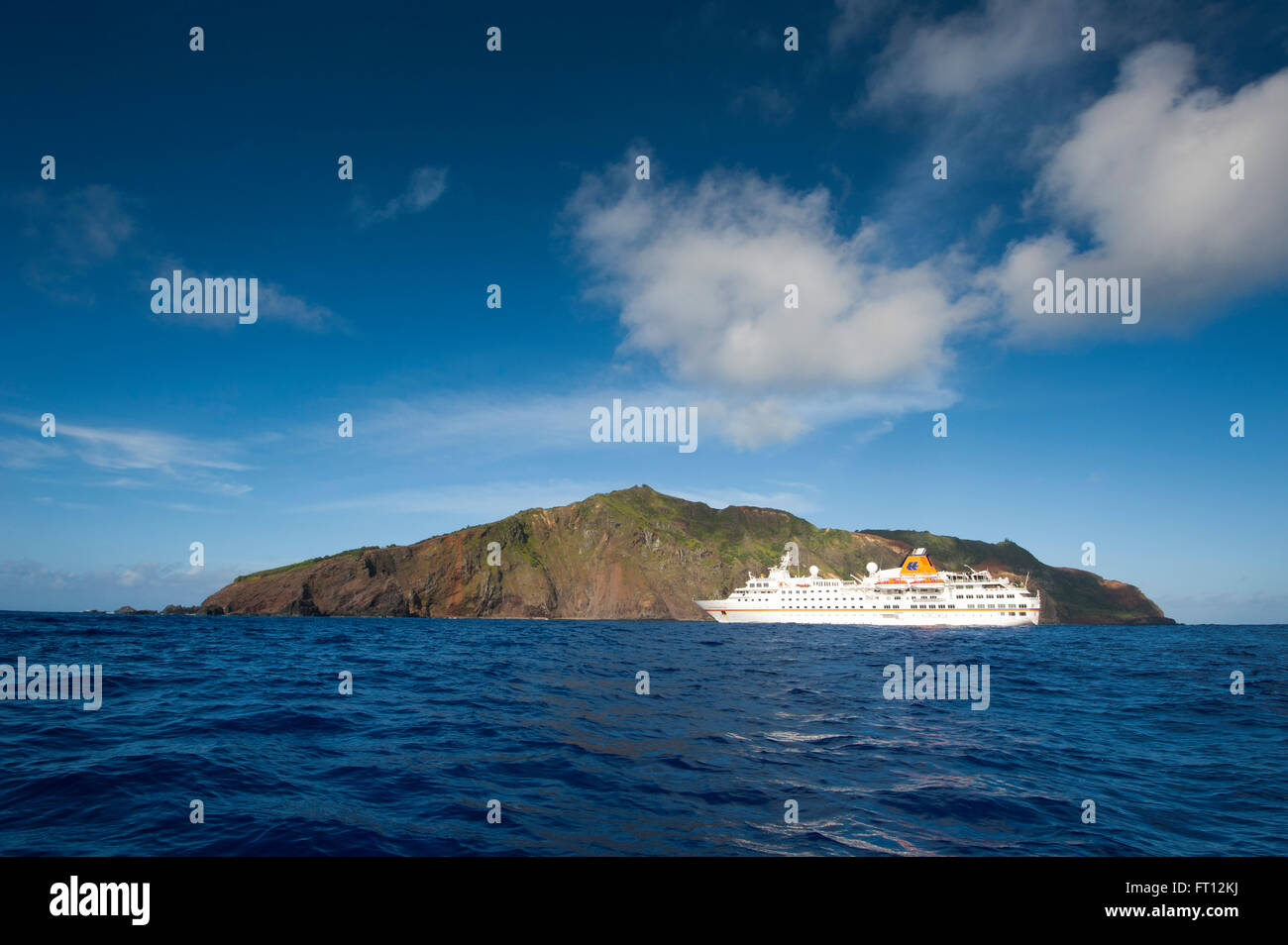 Expedición barco crucero MS Hanseatic Hapag-Lloyd cruceros en el ancla, Pitcairn, Grupo de Islas Pitcairn, Territorio Británico de Ultramar, Pacífico Sur Foto de stock