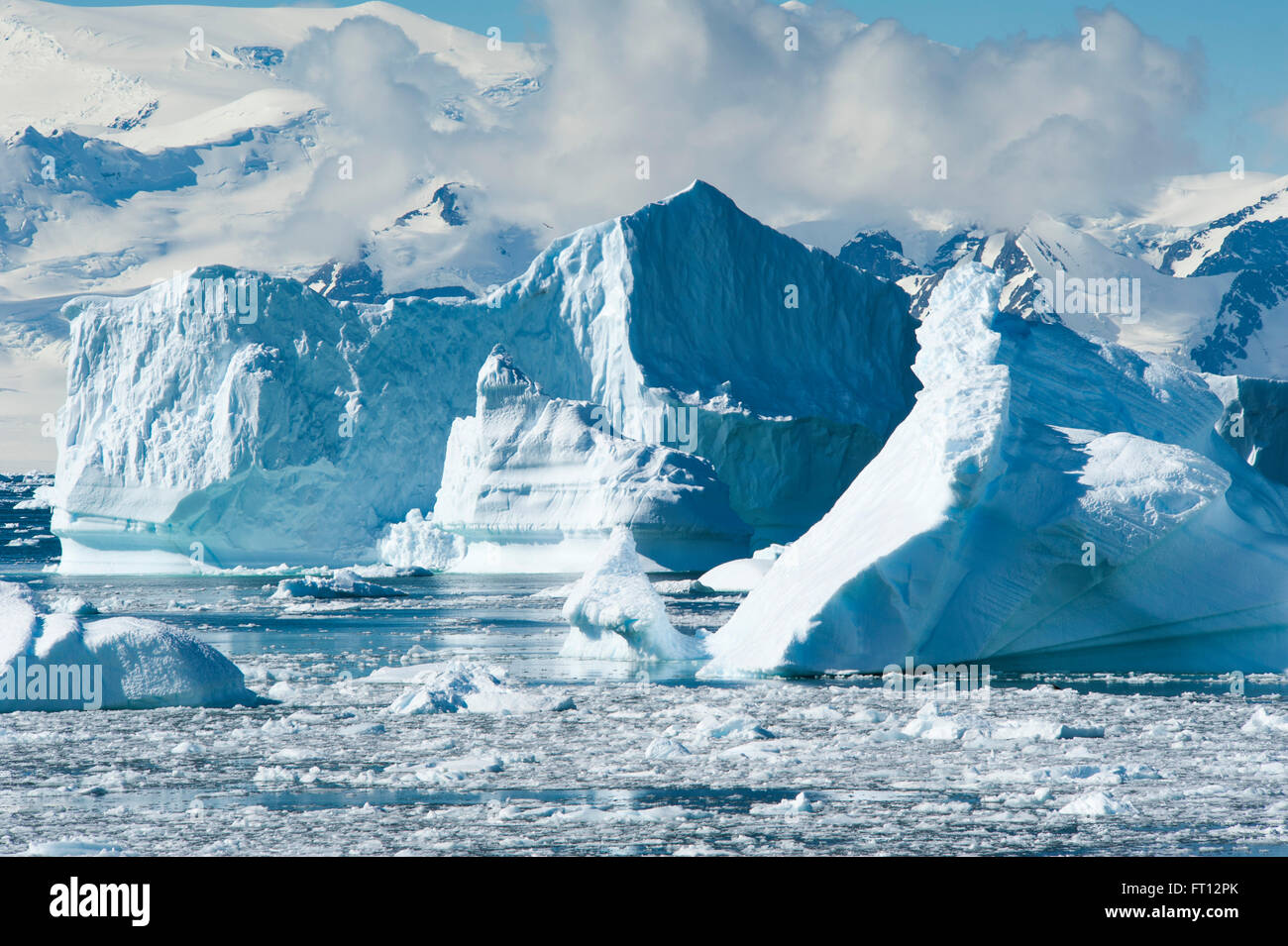 Los icebergs y témpanos de hielo cerca de la estación Rothera Rothera Point, Isla Adelaida, la Antártida Foto de stock