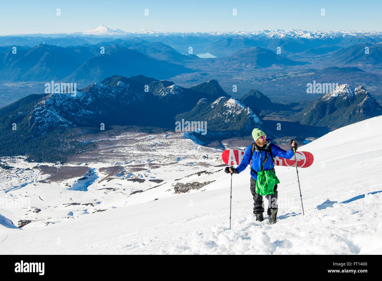 Hombre con el snowboard, Skitour de vulcano, Villarrica, Pucón, Chile  Fotografía de stock - Alamy