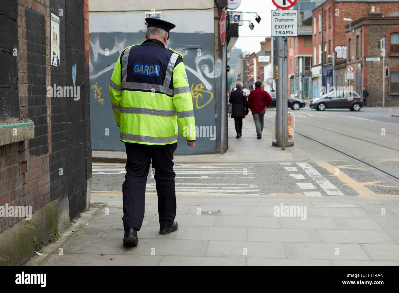 Garda sargento en patrullas a pie beat en Dublín Irlanda Foto de stock