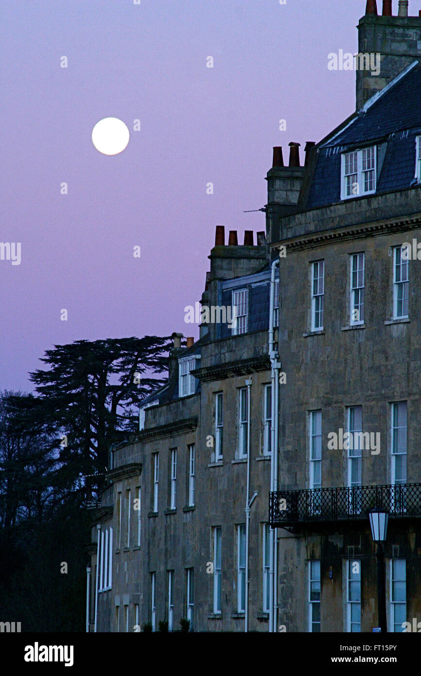 Luna sobre casas georgianas en Bath, Reino Unido Foto de stock