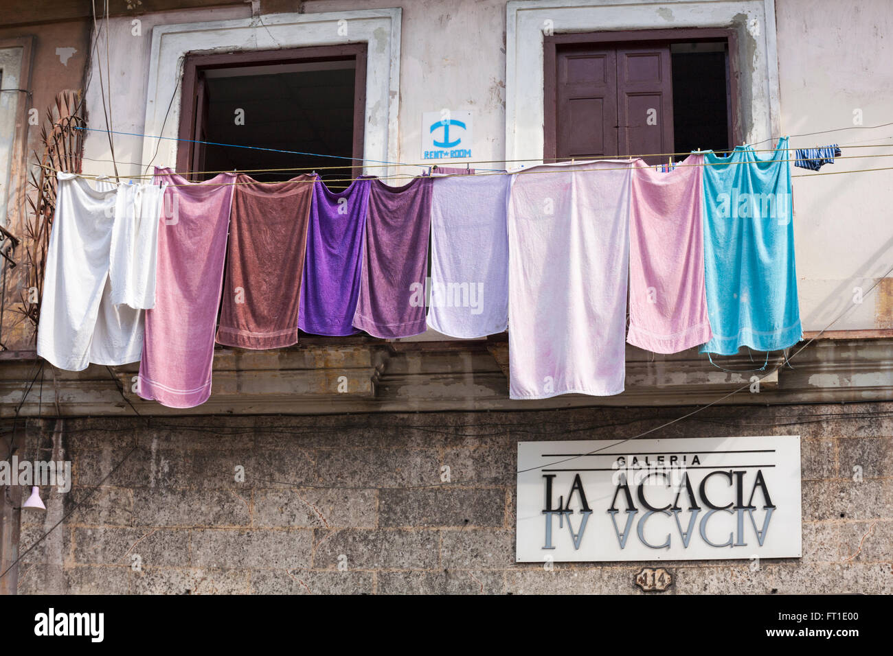 La vida cotidiana en Cuba - lavado de toallas coloridas colgando para secar  por la Galería La Acacia en La Habana, Cuba, Las Antillas, el Caribe,  América Central Fotografía de stock - Alamy