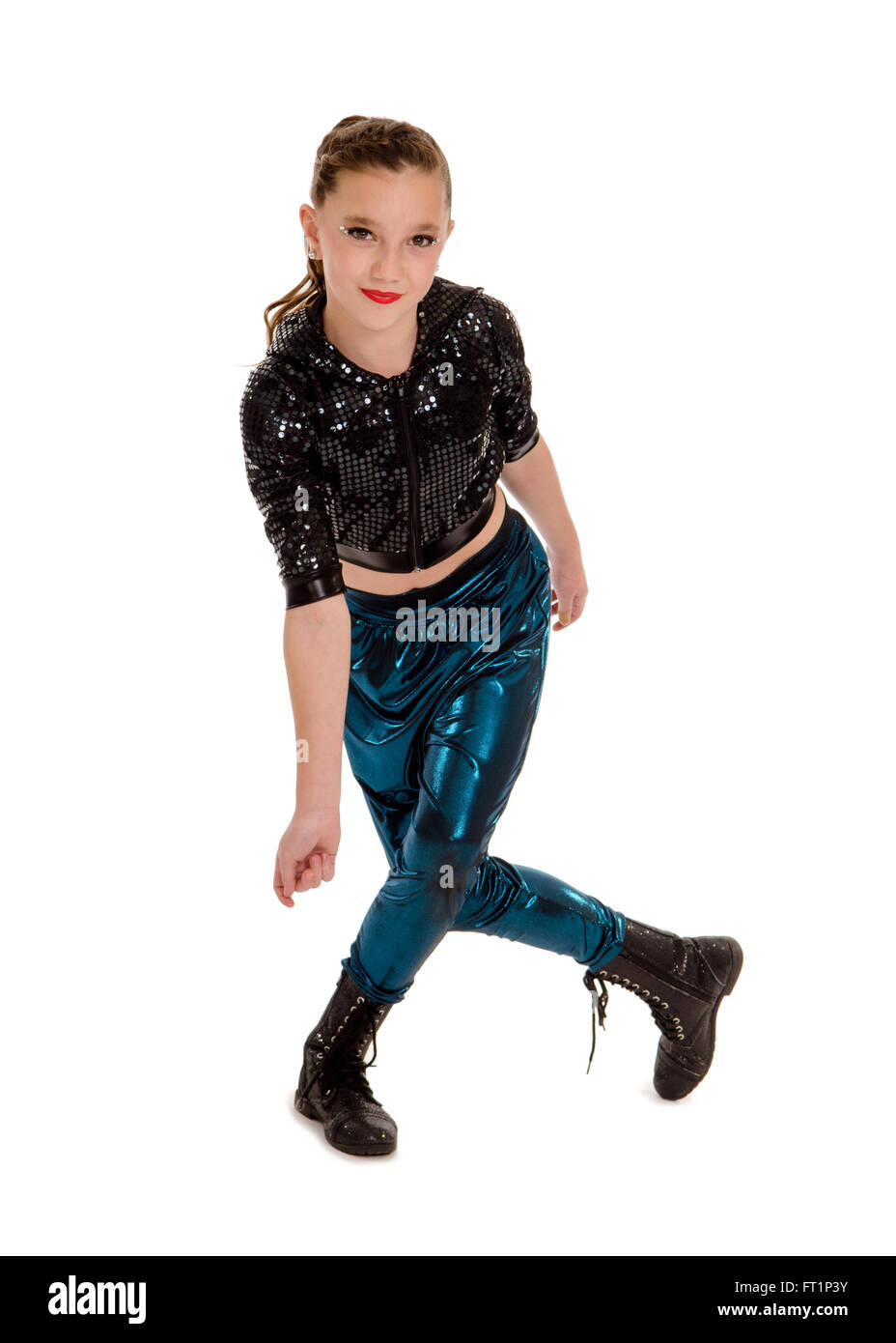 Interpolación sonriente niña en traje de Hip Hop plantea Fotografía de  stock - Alamy
