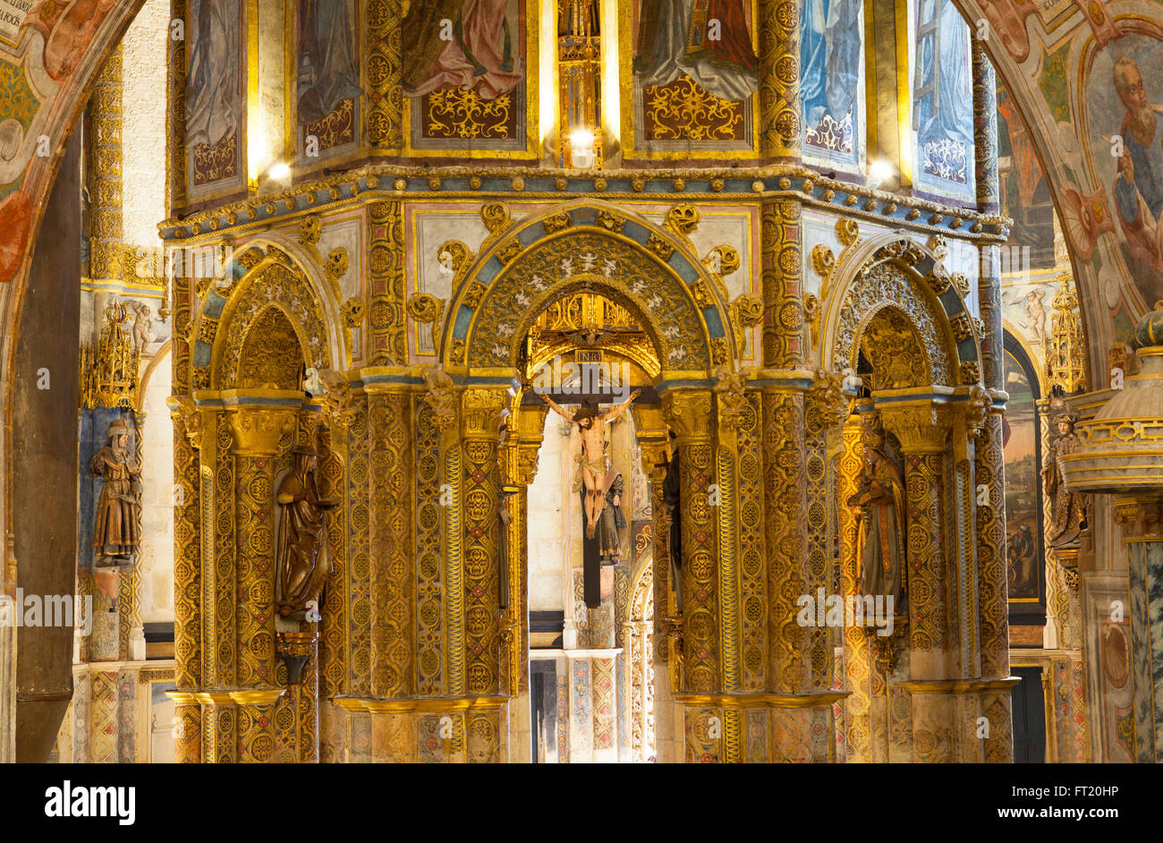 TOMAR, Portugal - 07 de octubre de 2015: el Crucifijo en el convento de la Orden de Cristo. Foto de stock