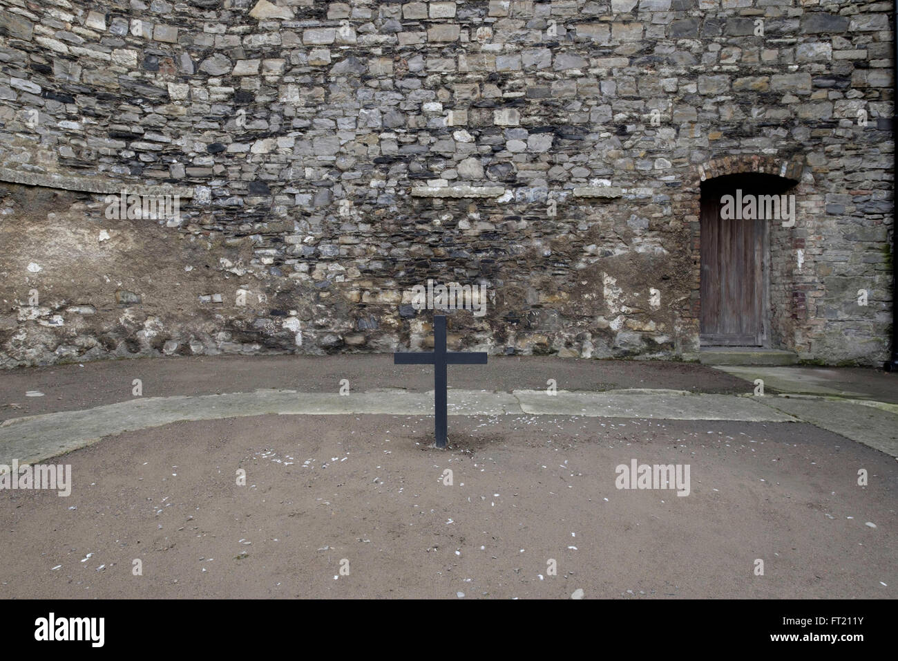 Cruz marca el lugar donde James Connolly fue ejecutado en la Cárcel de Kilmainham prisión en Dublín, República de Irlanda Foto de stock