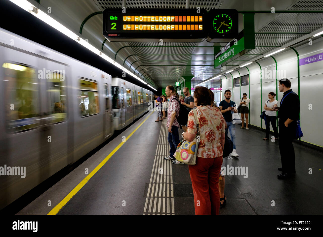 La gente espera de la línea U2 de tren en Schottenring metro U-Bahn de la estación de metro de Viena, Austria, Europa Foto de stock