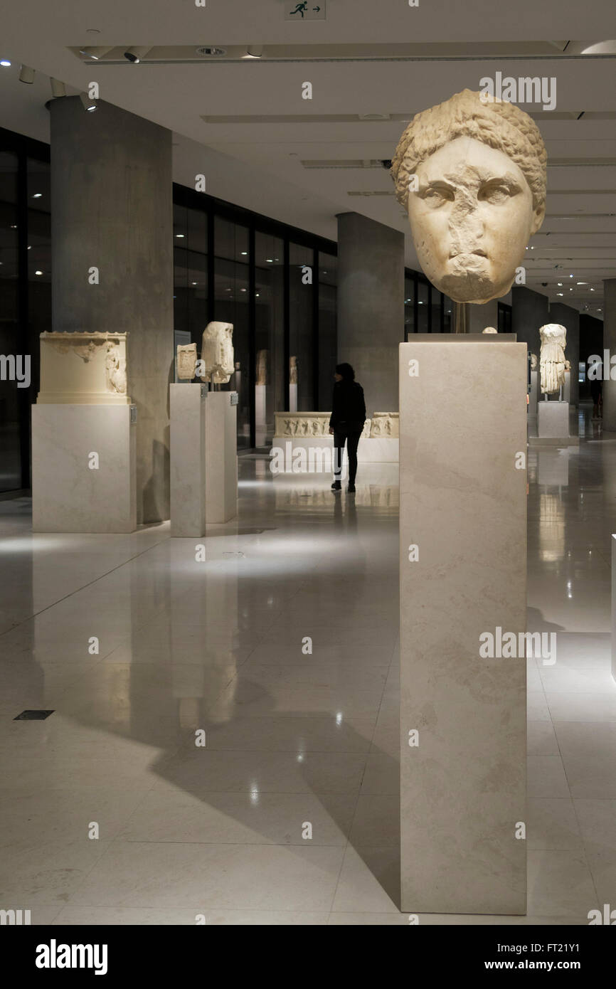 Estatua de la Artemis Brauronia en el nuevo Museo de la Acrópolis en Atenas, Grecia, Europa Foto de stock