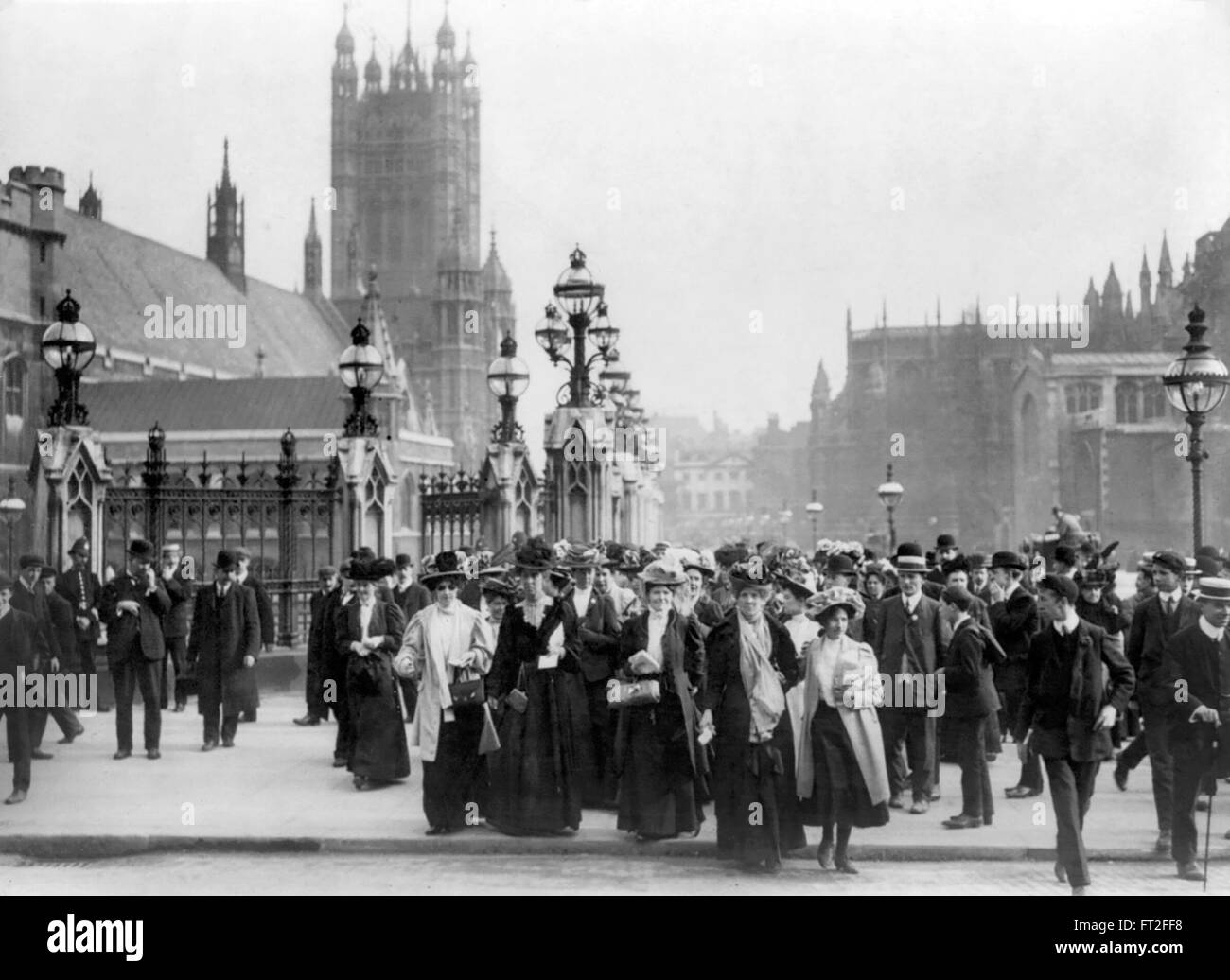 Suffragettes, Londres. Grupo de suffragettes fuera de las Casas del Parlamento en Londres, Reino Unido c.1910 Foto de stock