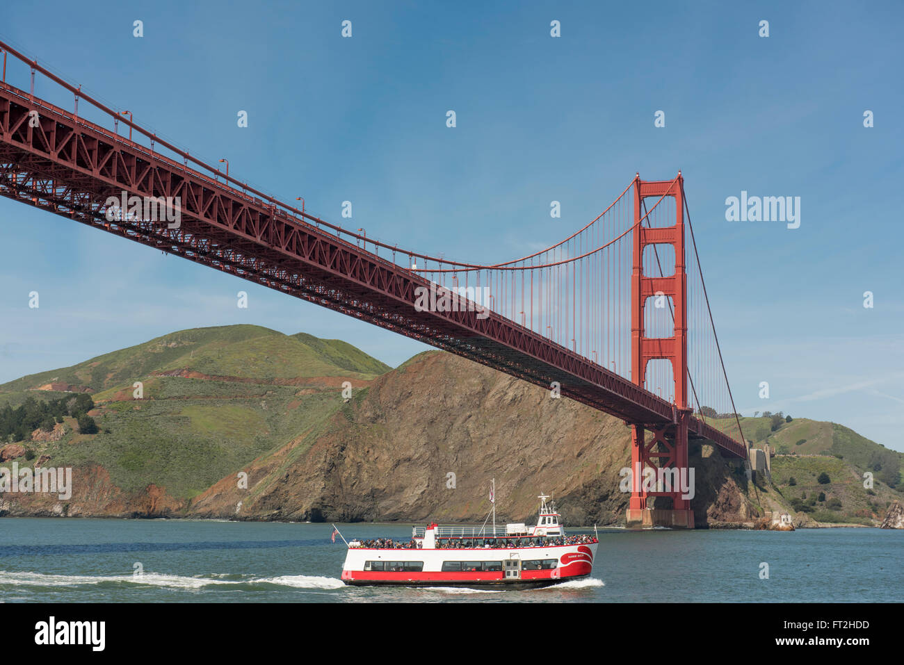 Barco de placer pasar por debajo del puente Golden Gate en San Francisco, California, EE.UU. Foto de stock