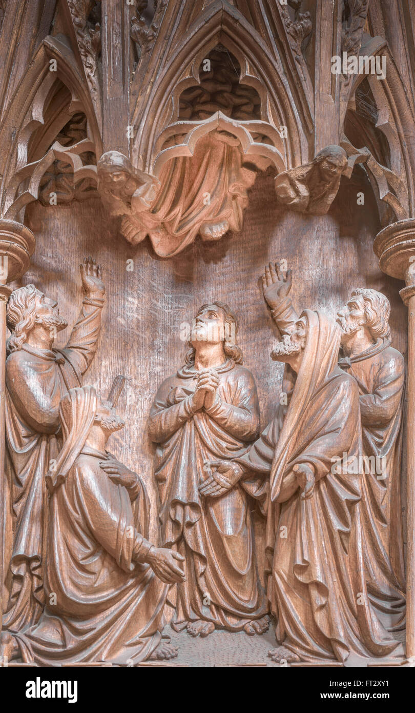 La ascensión de Jesús resucitado en el cielo, una serie de tallas de