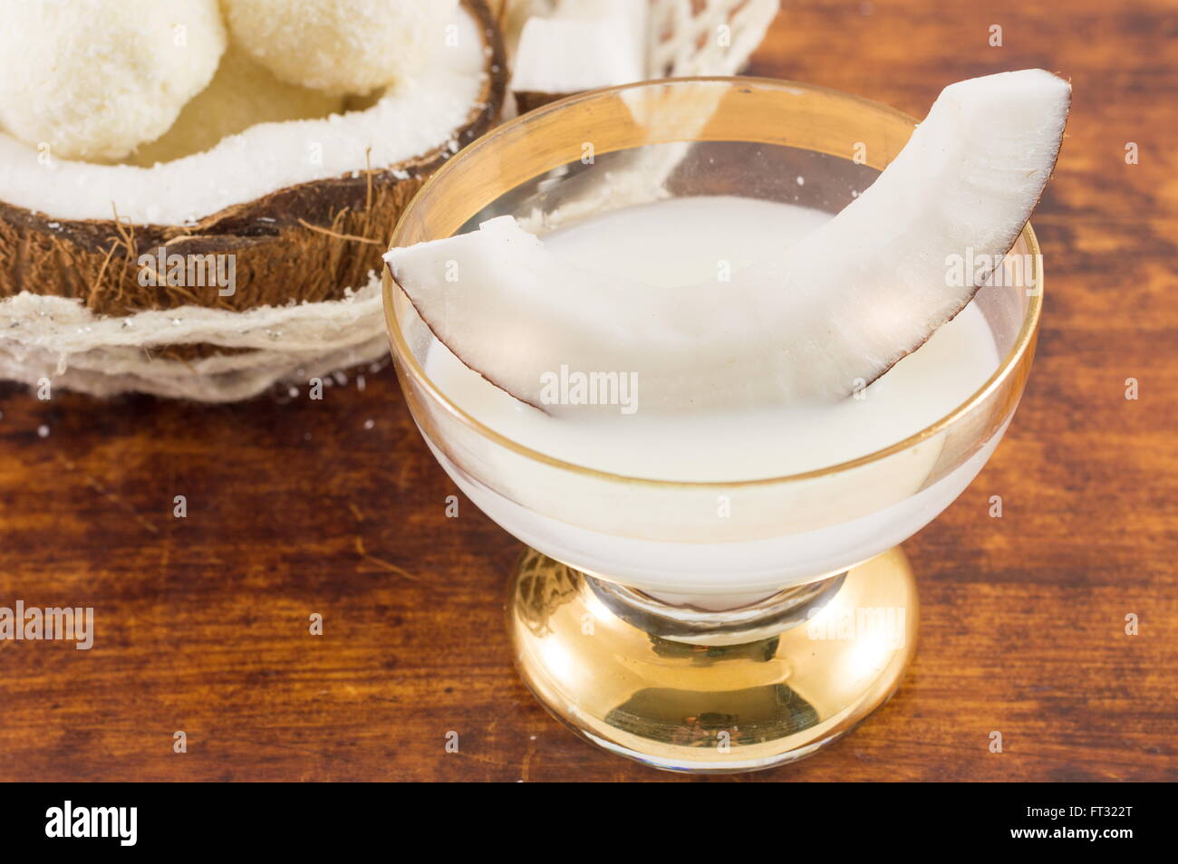 En el vaso de licor de coco servida con dulce de coco Foto de stock
