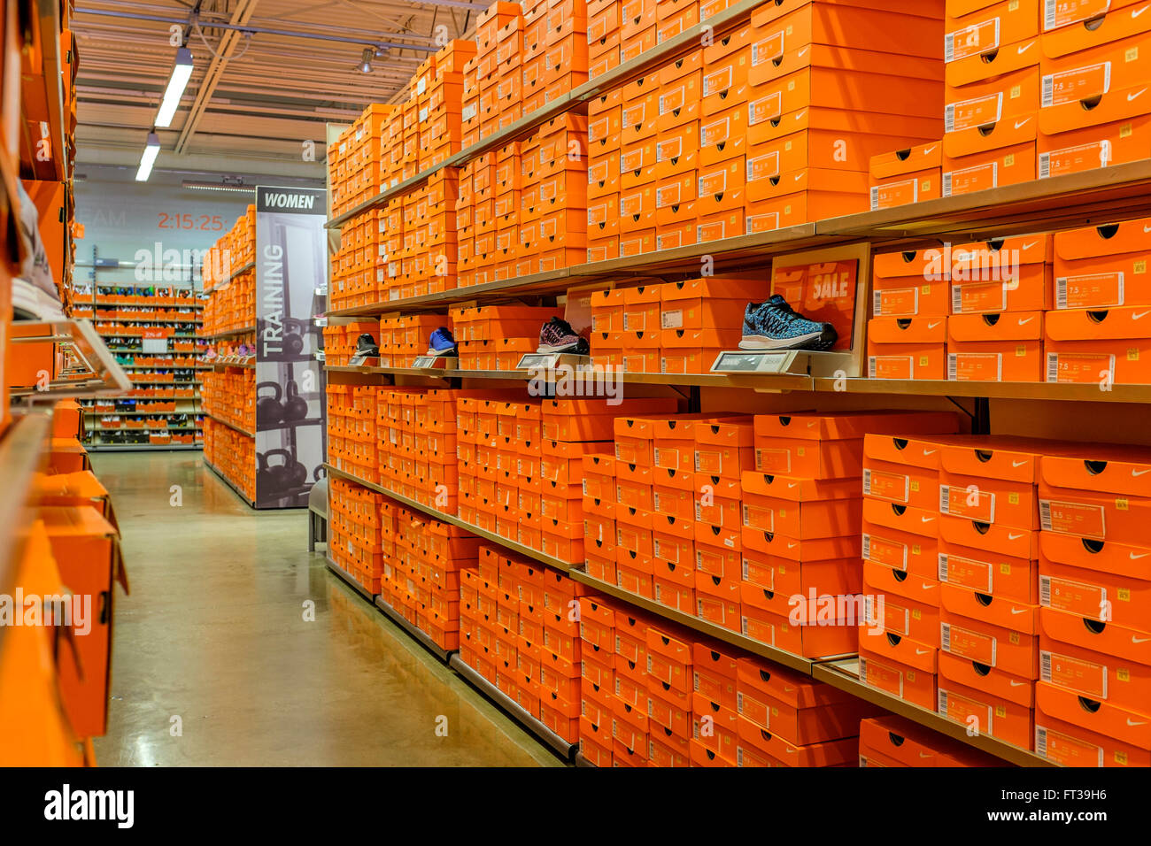 Desempleados Incorrecto Colaborar con Interior de una tienda de deportes de entrenamiento Nike venta de calzado  deportivo, en Orlando, Florida, EE.UU Fotografía de stock - Alamy