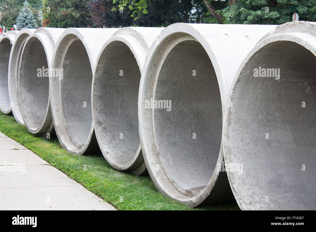 prefabricados tubos de drenaje de hormigón en un sitio de reconstrucción de  infraestructura urbana Fotografía de stock - Alamy
