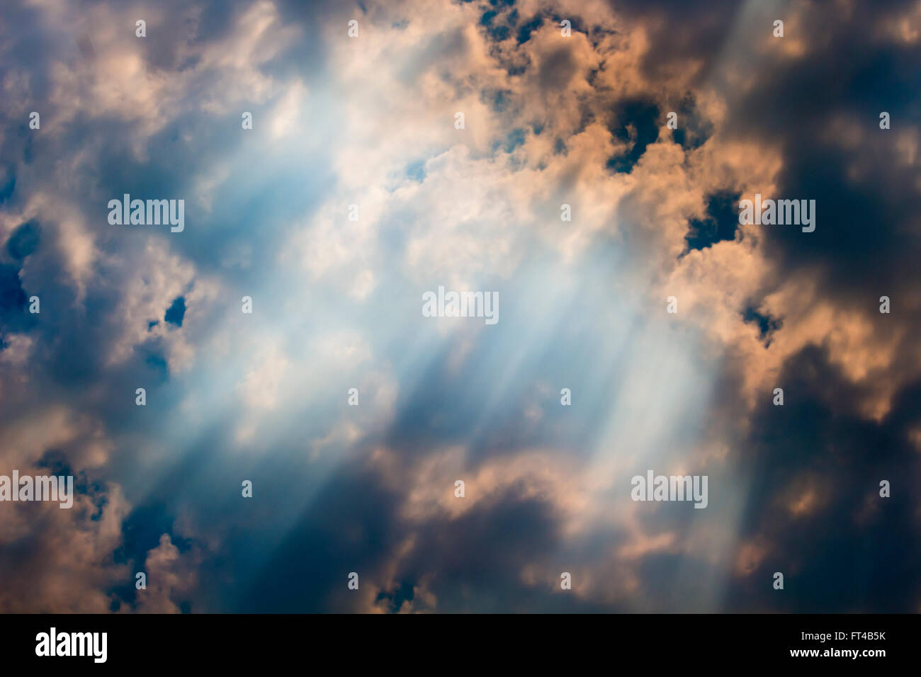 El humo de un nebuloso raging dichas quemas cerca de mantas de las esponjosas nubes en el azul cielo australiano en verano. Foto de stock