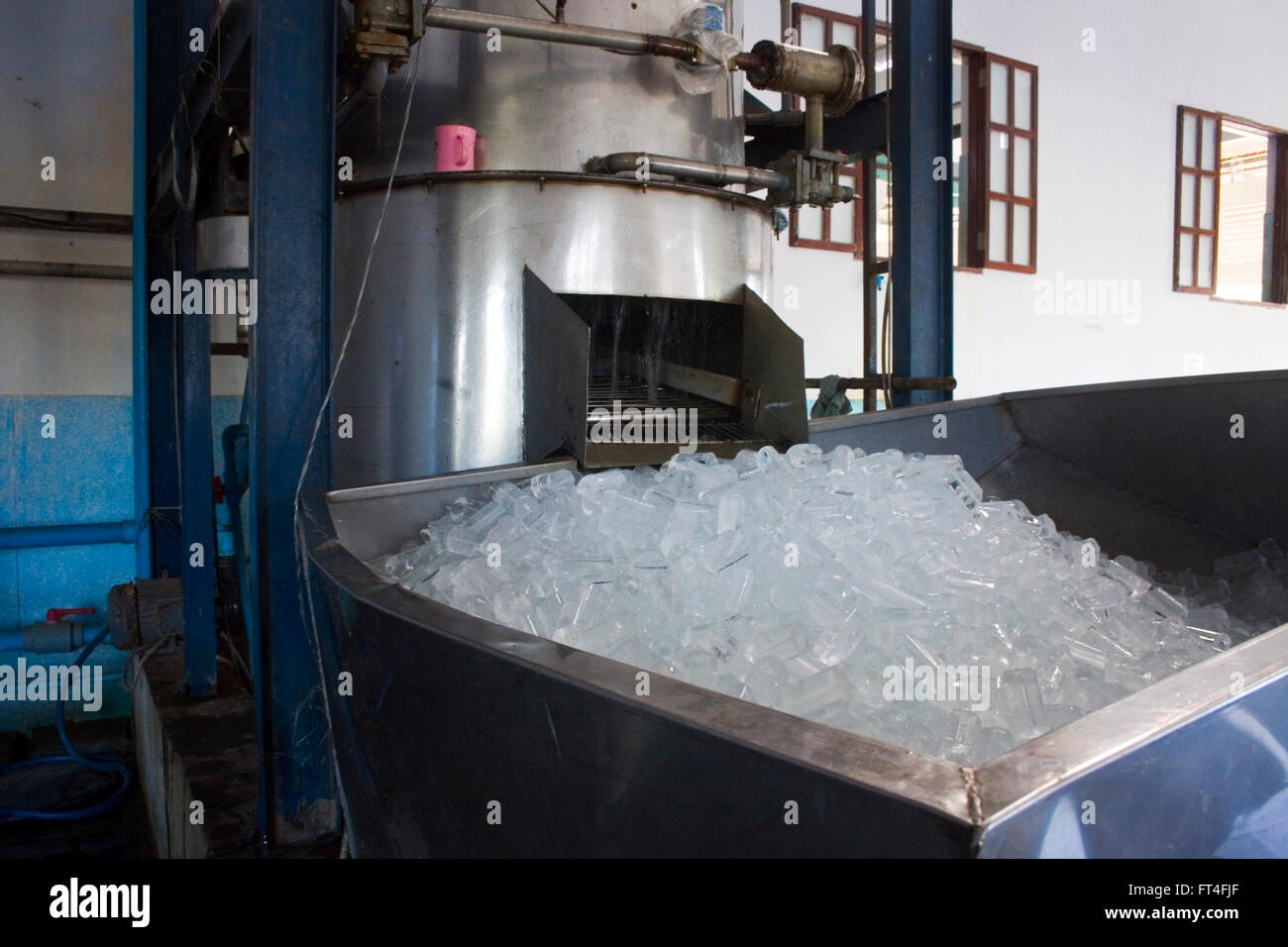 Una gran máquina de fabricación de hielo se muestra en un lugar