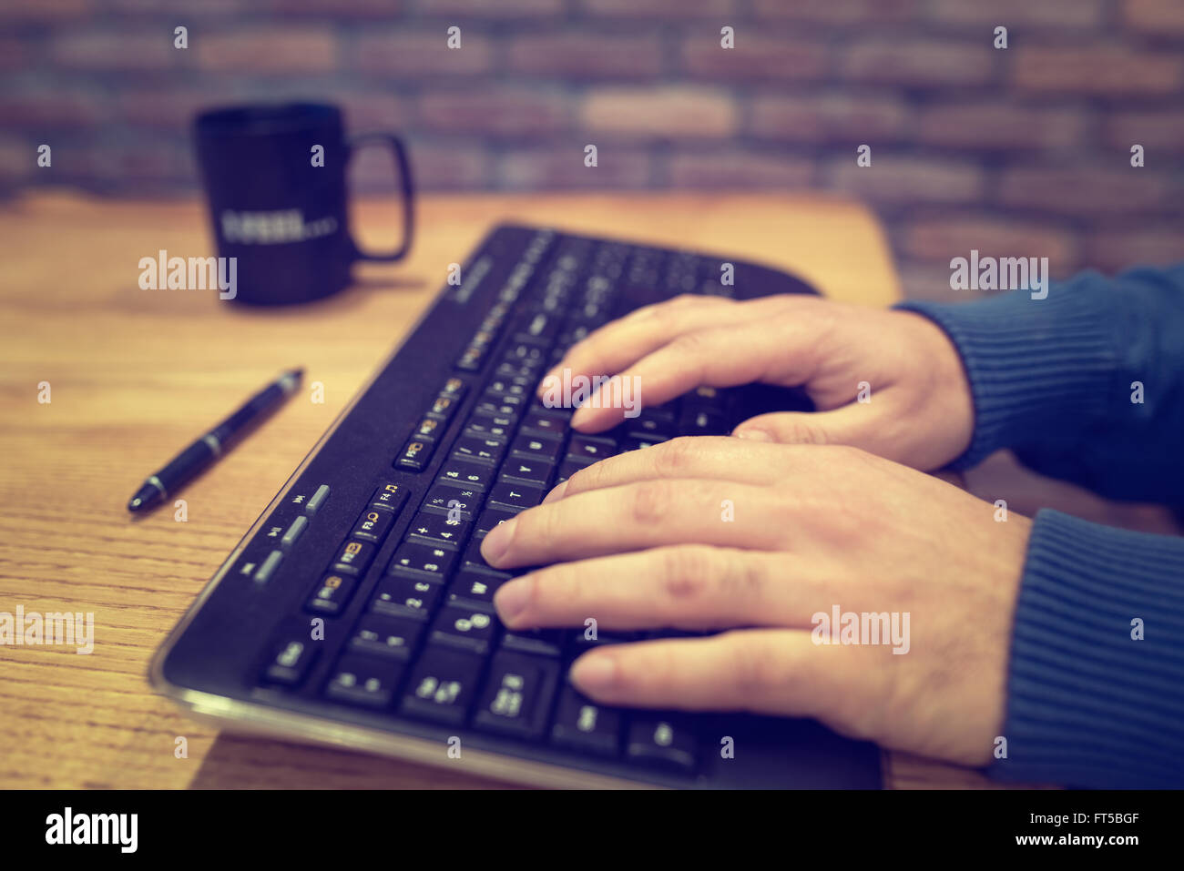 Macho manos escribiendo en el teclado del ordenador Foto de stock