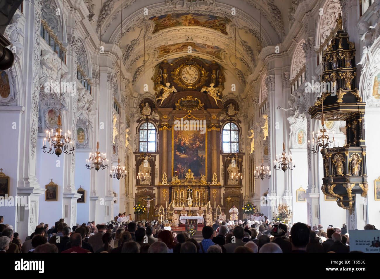 Leonhardi misa en la Basílica de San Benito, Benediktbeuern, Alta Baviera, Baviera, Alemania Foto de stock