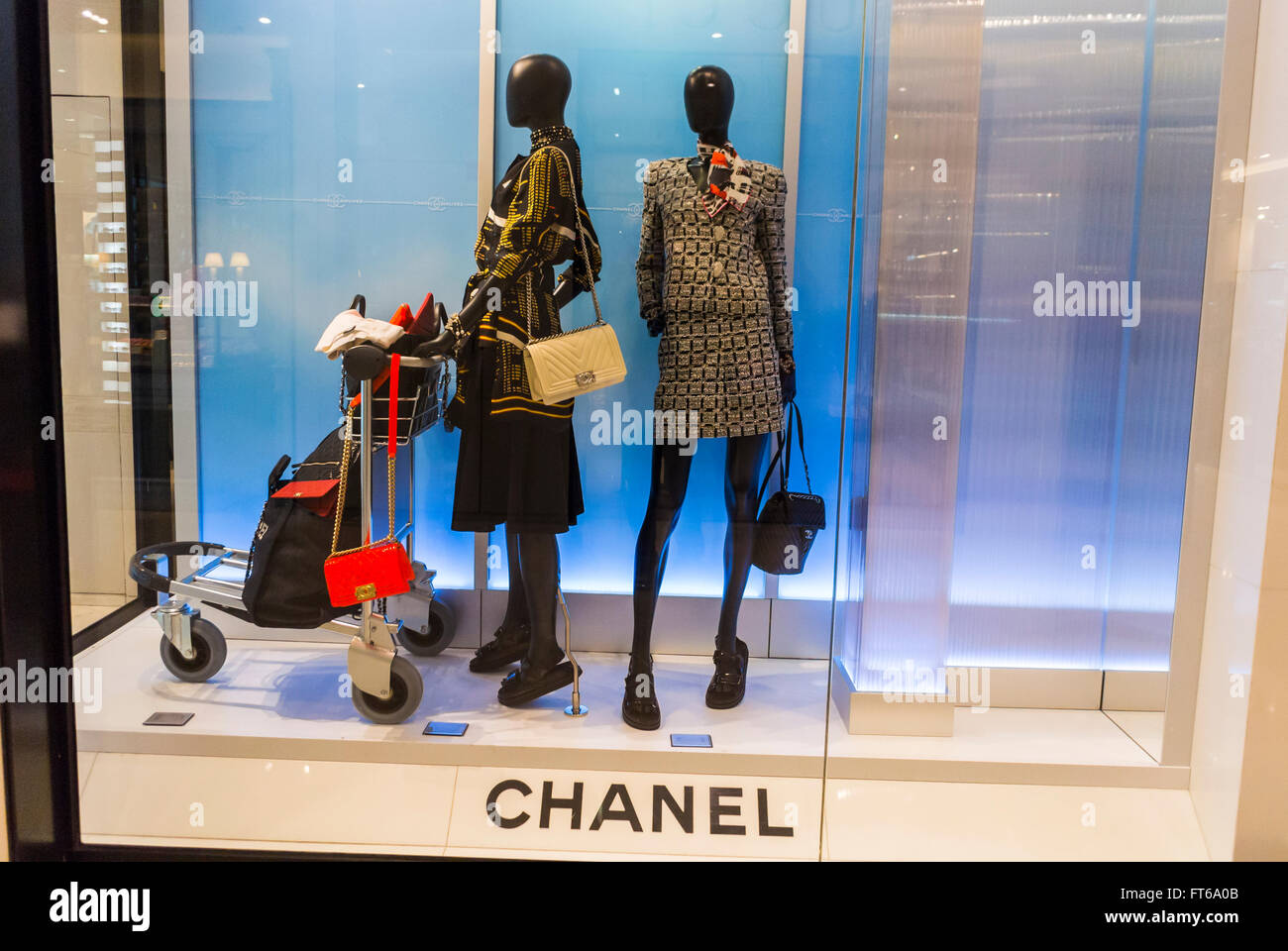 París, Francia, tiendas, grandes almacenes franceses, Le Printemps, Marca  de ropa de lujo Chanel, escaparate de la tienda, cartel, mannequins diseño  de ropa de moda, accesorios de alta costura Fotografía de stock -