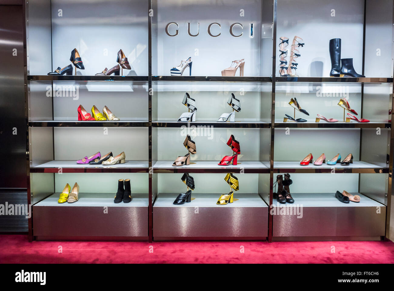 París, Francia, tiendas, grandes almacenes franceses, Le Printemps, Marca de lujo Gucci, zapatos de diseño para mujer en exhibición, estantes, zapatos de compras Fotografía de - Alamy