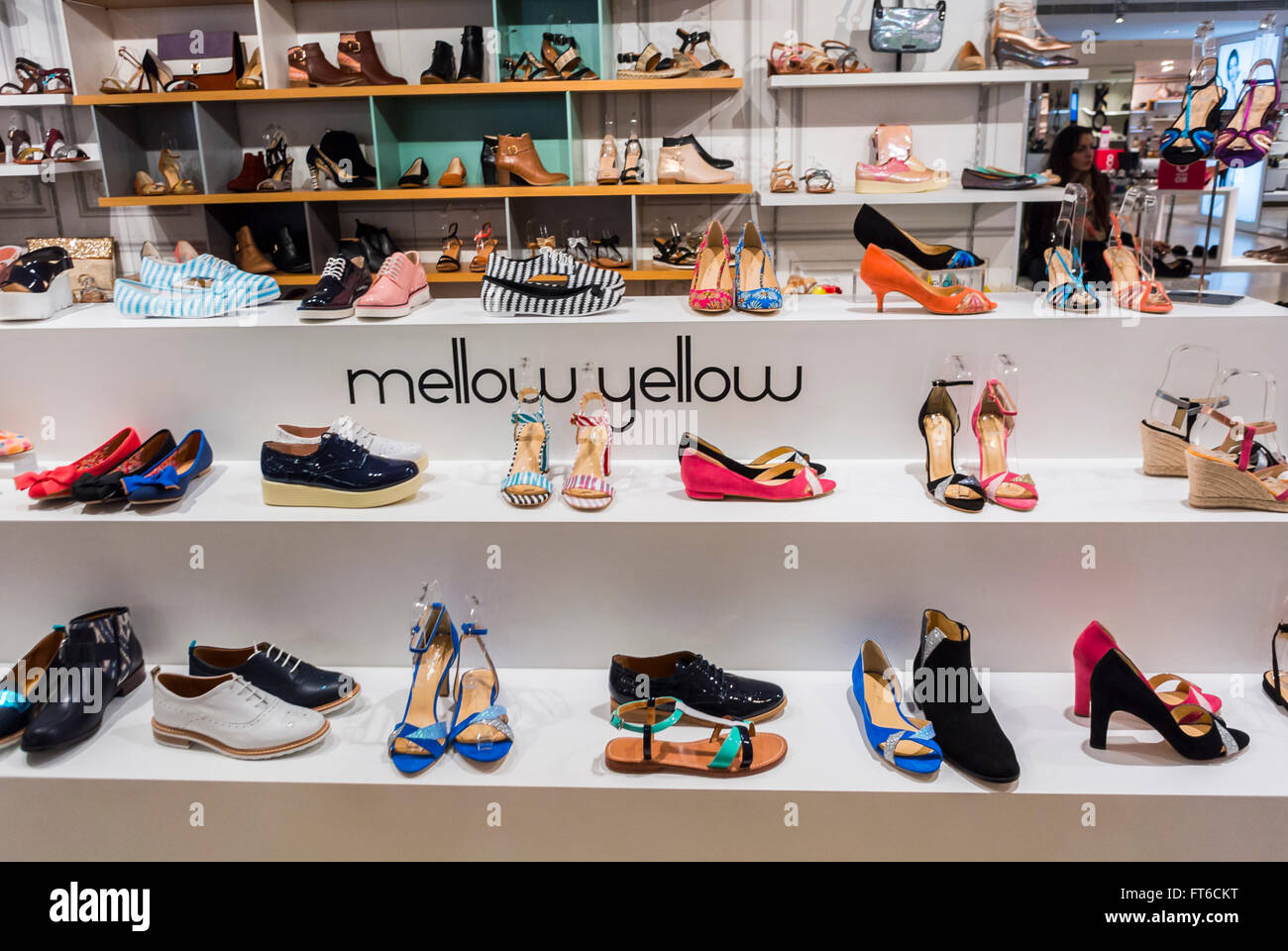 París, Francia, Zapatos de compras, Grandes almacenes franceses, Le  Printemps, Zapatillas para mujer expuestas en el interior de 'Mellow Yellow'  Fotografía de stock - Alamy
