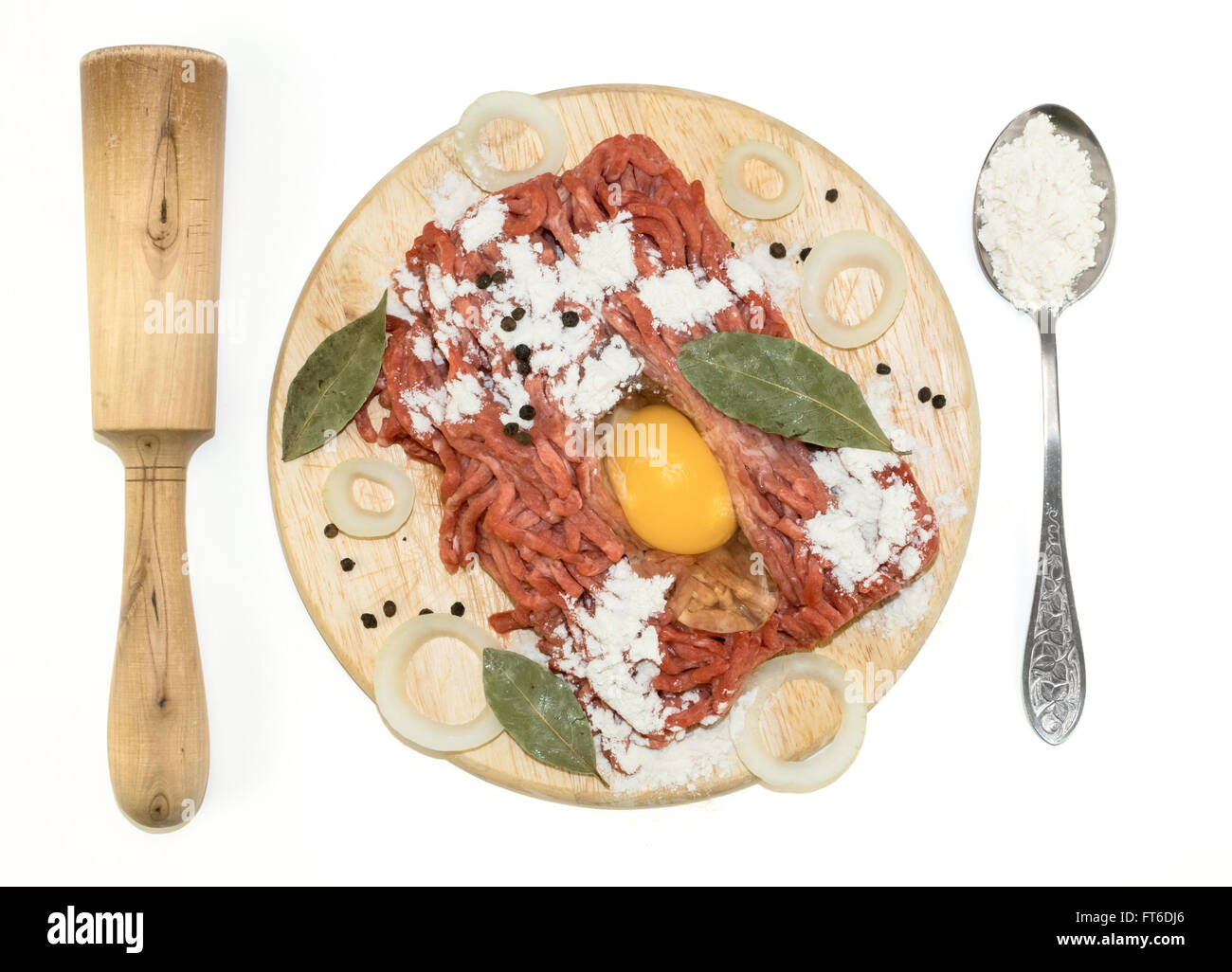 Materias la carne picada con cebolla, huevo, harina, hojas de laurel