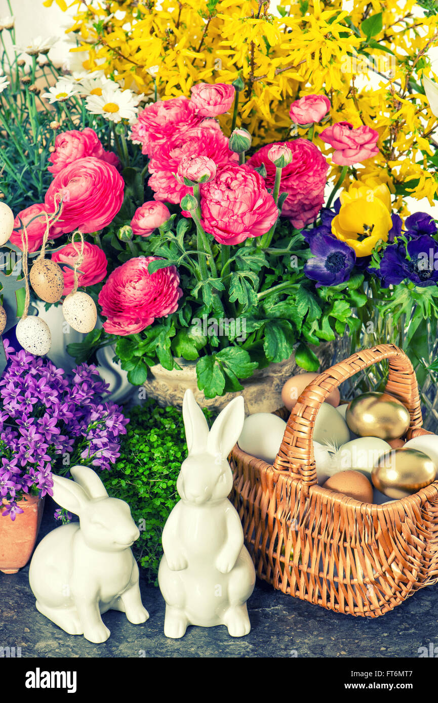 Decoración con flores de pascua, huevos, conejitos y pastel. Imagen en tonos Vintage Style Foto de stock