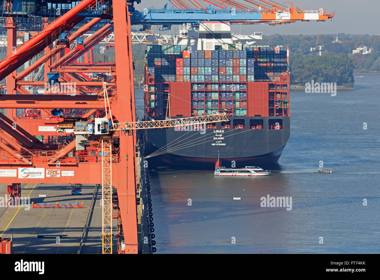 Barco de contenedores en la terminal de contenedores Eurogate, el puerto de Hamburgo, Alemania, Europa Foto de stock