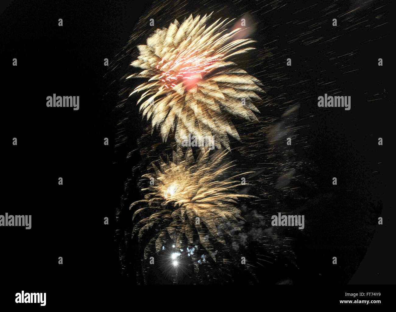 Coloridos fuegos artificiales en el fondo del cielo negro Foto de stock