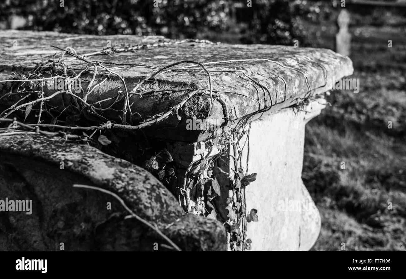 Tumbas y tumbas vistas en un famoso cementerio inglés Fotografía de