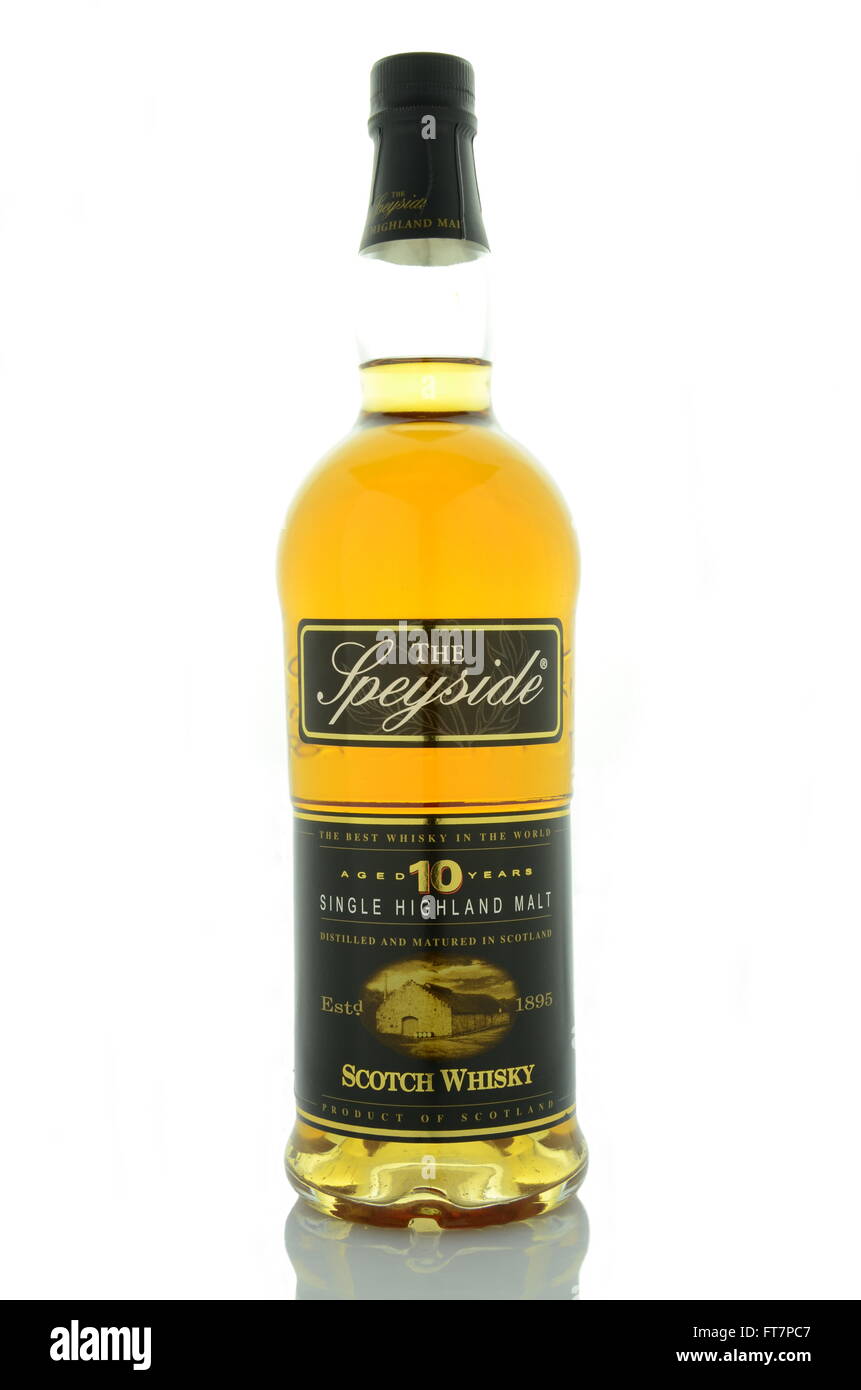 El Speyside whisky aislado en blanco. Foto de stock