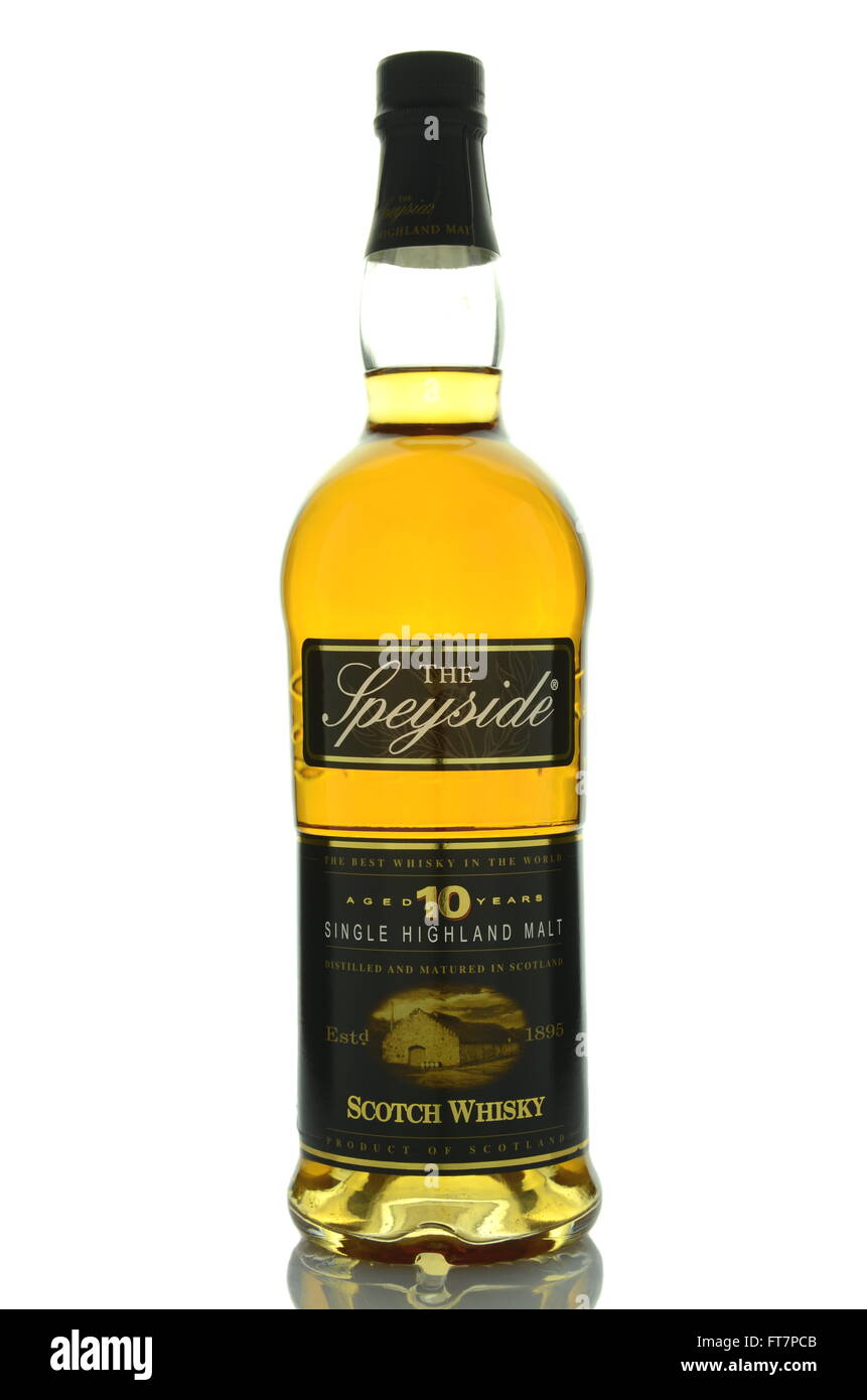 El Speyside whisky aislado en blanco. Foto de stock