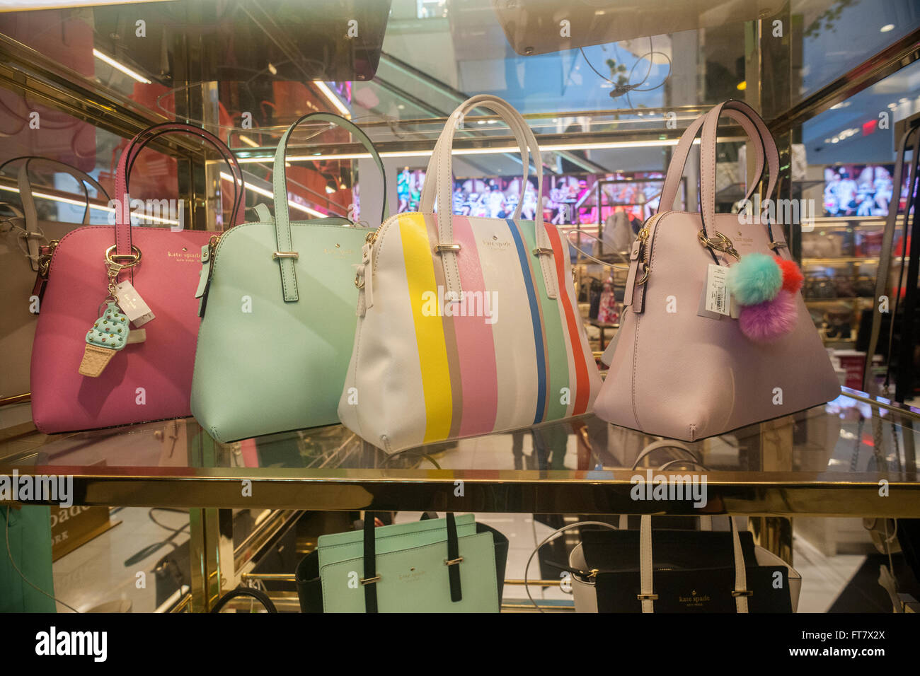 Bolsos de colores de primavera en exhibición en la boutique de Kate Spade dentro de Macy's en Nueva York el domingo, 20 de marzo de 2016. (© Richard B. Levine) Foto de stock